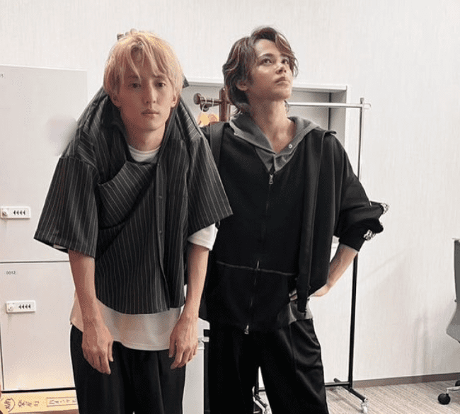 上田竜也が後輩の首根っこを掴みパシャリ「8億円で売却したはずの男が・・」