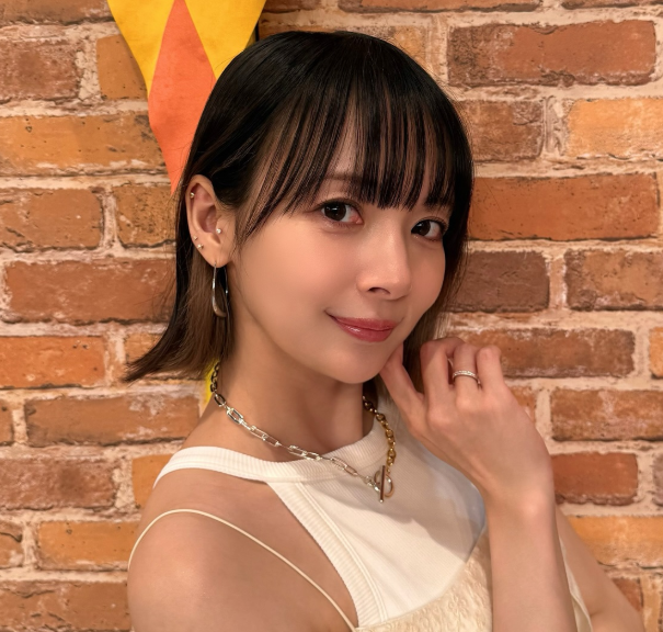 「ダブル役満級の美しさ」岡田紗佳が魅せた“アッコにおまかせ衣装”が大反響！