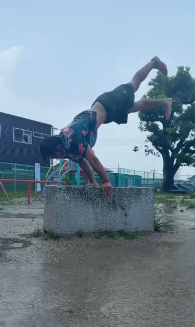 土砂降りの中の空中歩行パフォーマンスに驚愕！