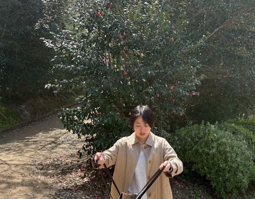 「かわいいことしてますね！」「やってることが可愛すぎる」志田未来の“桜の花びらゲットチャレンジ”が可愛すぎると話題！