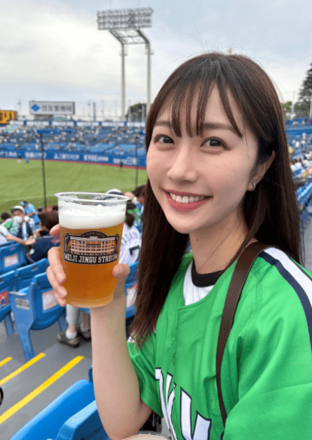 「るーびーがすすむすすむ」熱狂的スワローズファン・平野詩乃、ビール片手の応燕ショットが可愛いと話題に！