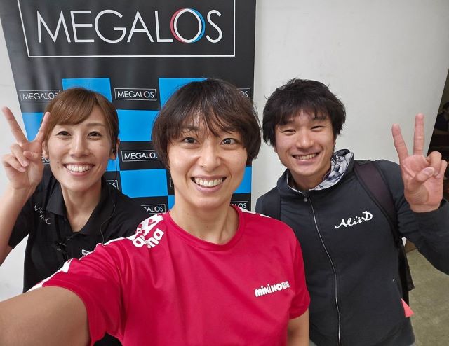 水泳イベント出演の競泳女子・鈴木聡美、後輩との笑顔3Sが爽やかすぎると話題！