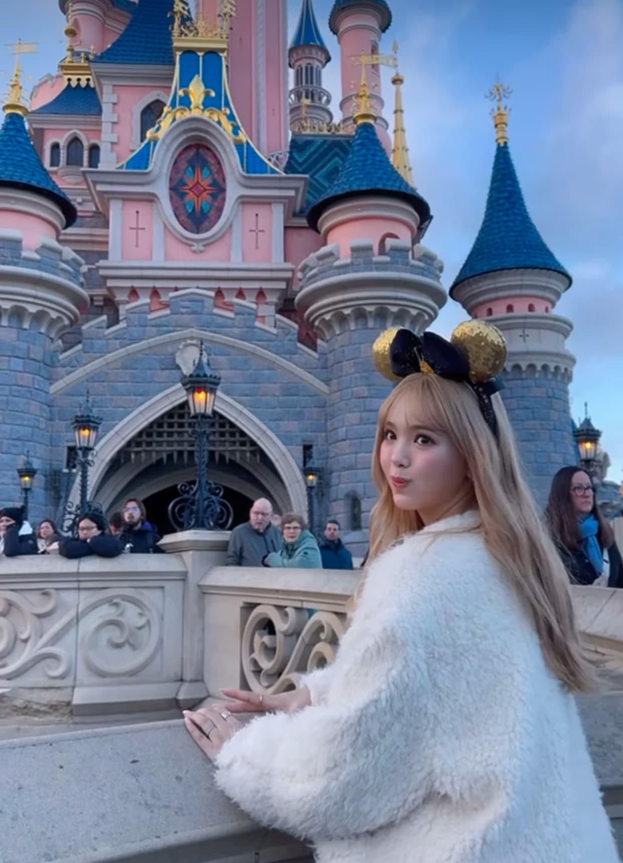 藤田ニコルin Paris、クリスマスディズニー満喫動画にファンうっとり「見てるだけでワクワクする〜」