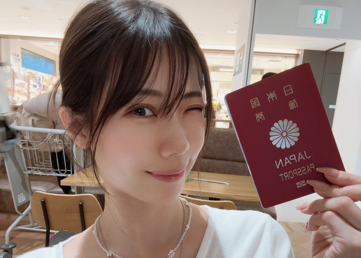 グラビアアイドル・鈴木ふみ奈、パスポート片手にロケ出発　ウインクで出国前の笑顔を披露