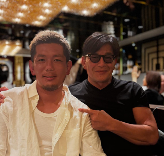 皇治、“面白くて尊敬できるおじちゃん”と急遽密会！髪の伸び具合にもファン注目