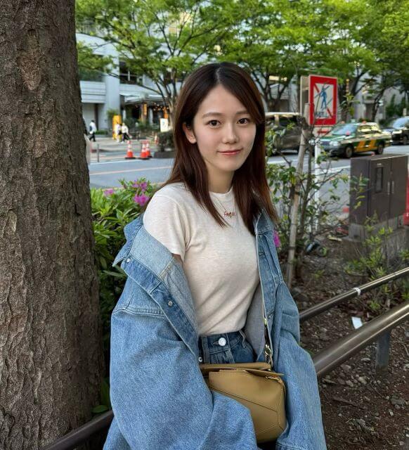 川口葵、GWショット。新緑の中で見せるナチュラルな爽やか笑顔