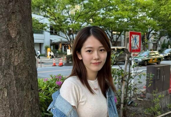 川口葵、GWショット。新緑の中で見せるナチュラルな爽やか笑顔