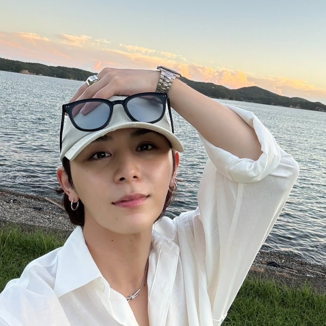 山田涼介、家族旅行で夕日より眩しい爆イケショットを披露