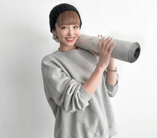 「いつも素敵な可愛さ」人気モデル、トレーナーとして大復活！”ヨガマット・ショット”を披露しファン歓喜！「復活心待ちにしてた」