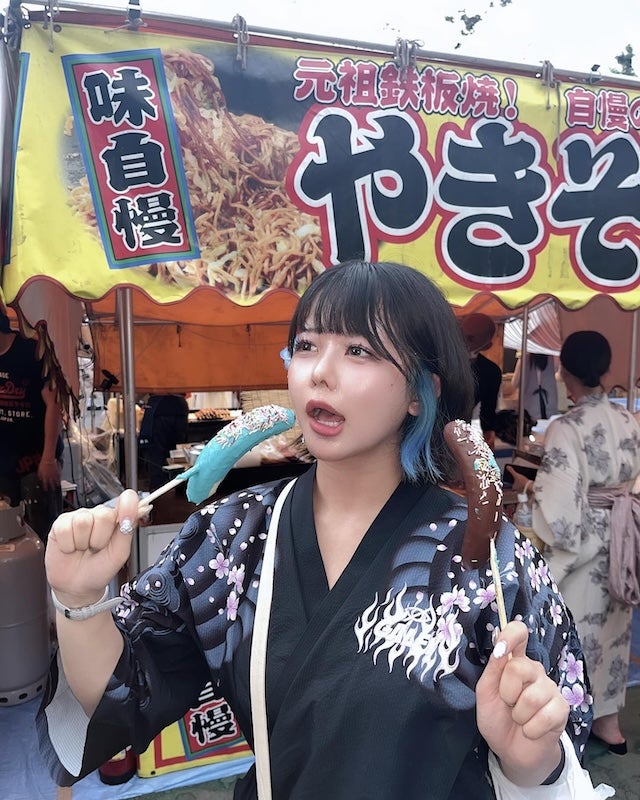 あの超人気インフルエンサーが夏祭りを満喫！　チョコバナナ片手ショットに「めっちゃかわいい」の声多数