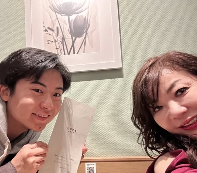 ダッシュで食べた(笑)ハイヒールモモコが長男・仁くんと訪れた大好きな餃子チェーン店とは？