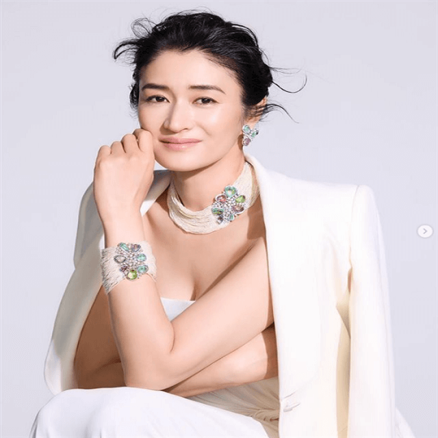 小雪「小学館・和樂」の10-11月号掲載を記念しヴィーナス・デコルテラインを披露