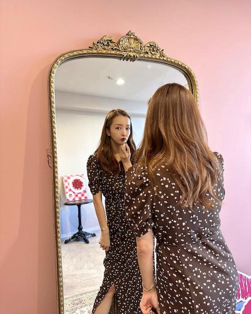 「3枚目！ベビちんにそっくり👀」板野友美 ブラウンコーデでファンを魅了✨🍁