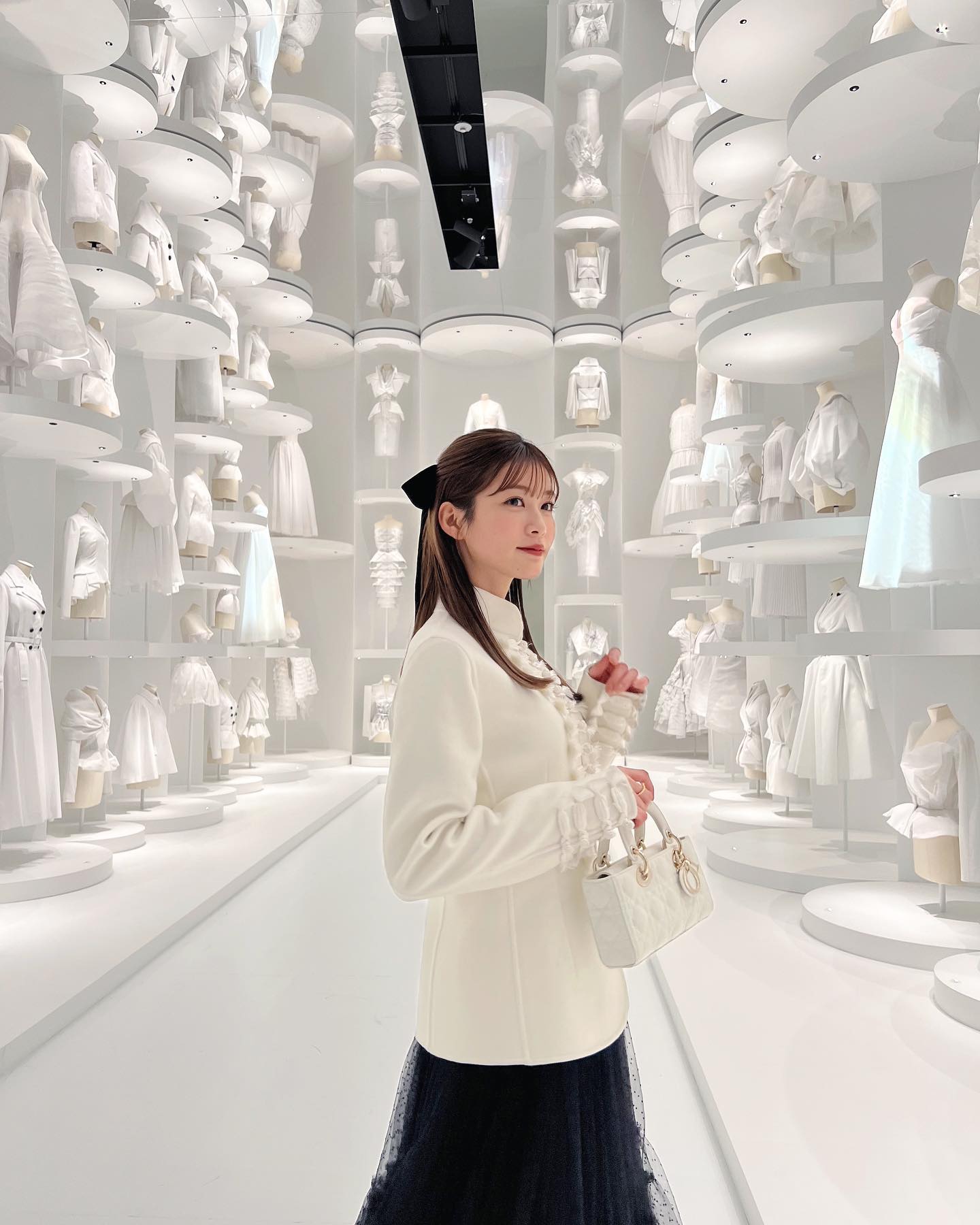 「夢のクチュリエ展へ🤍」💫めるるがディオールの美しい空間に魅了される😍