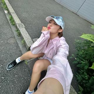 人気タレント 圧巻スタイル披露の最新ショットにいいね続々 ショーパン姿に「マジ可愛いすぎる」の声