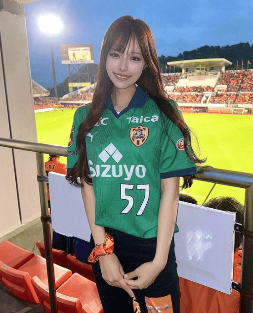 レースクイーン・広瀬晏夕「清水エスパルス・J1昇格・J2優勝」に歓喜！激カワユニフォーム姿も話題に