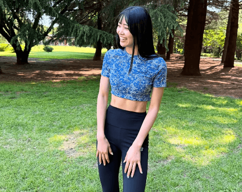 「綺麗な腹筋、やっぱ憧れ」元アイドルの美女トレーナー、森林で魅せた”美腹筋・ショット”にファン拍手喝采！「ほんまスタイル抜群やね」