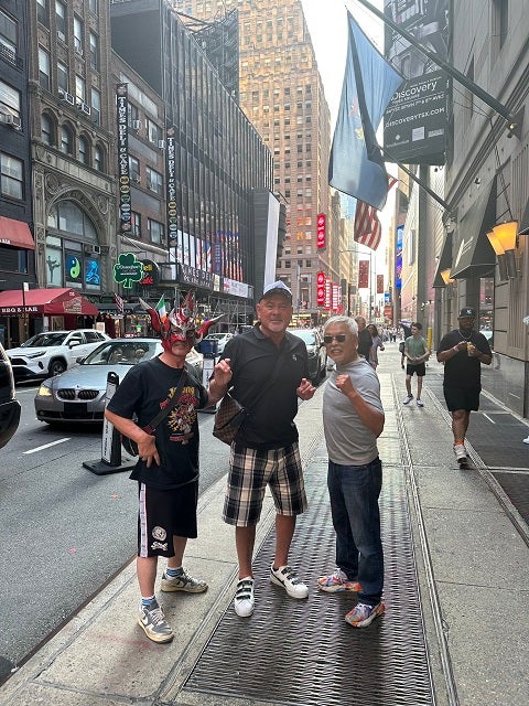 マスク×私服がシュール!?武藤敬司がニューヨークであの覆面レスラーらとの写真を公開