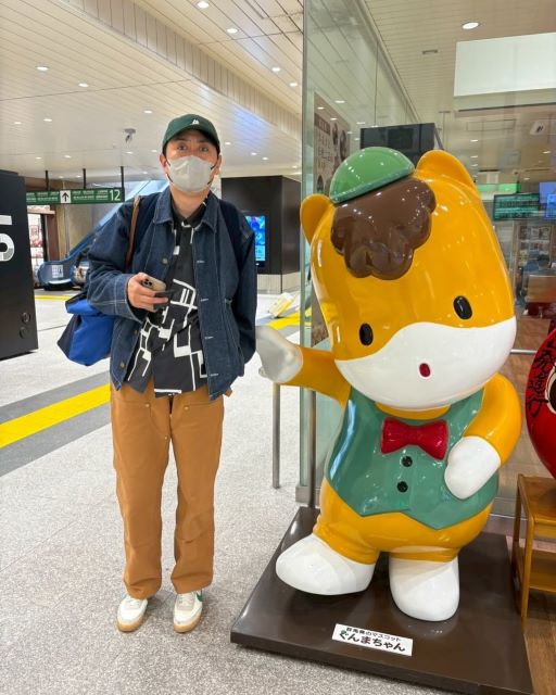 田中卓志、群馬に到着。ぐんまちゃんと記念ショット。