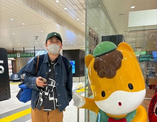 田中卓志、群馬に到着。ぐんまちゃんと記念ショット。