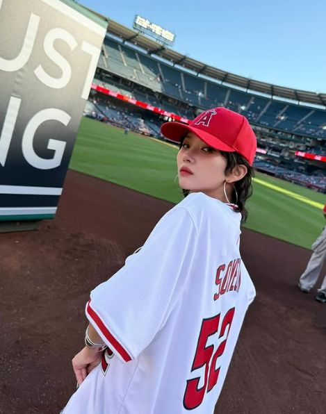 K-POPスターの存在感　i-dle ソヨン、MLBエンゼルス本拠地に登場
