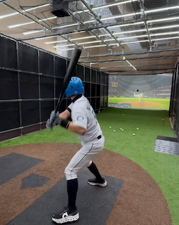 日本球界殿堂入りを果たしたイチローの現役時代さながらのバッティングをあのモノマネ芸人が披露