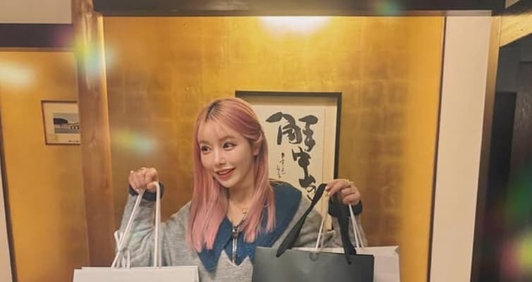 「両手にハイブランド‼」住谷杏奈がシェアした大好きな友人たちと祝う誕生日にファンもほっこり