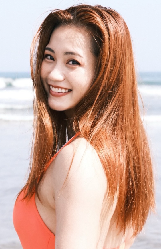 夏の笑顔が眩しい！美女プロレスラーが海辺で見せた“癒しのワンショット”