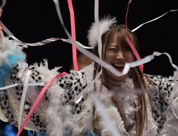 歓喜！桜井麻衣、市川凱旋大会で満員御礼と笑顔の紙テープ祝福