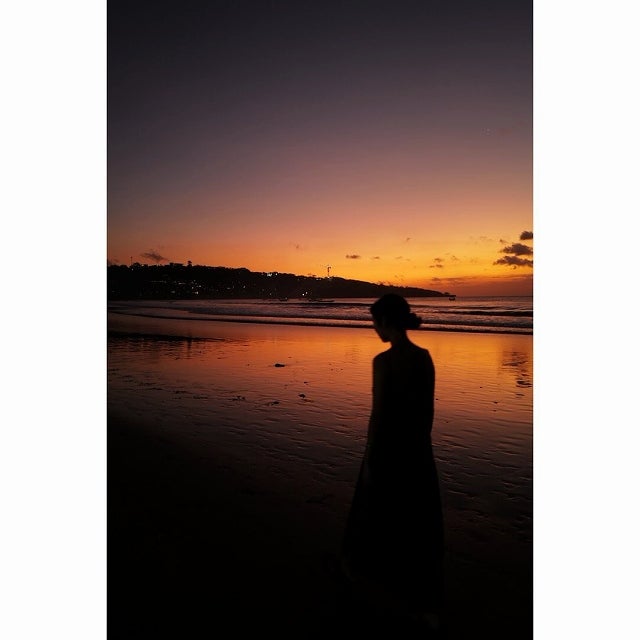 宇賀なつみ、「夏にさようなら」浜辺での幻想的なシルエットをシェア