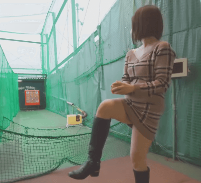「凄過ぎる！大暴投でしょ、可愛いです」野球美女子、サインボール投げ大成功！？拍手喝采のムービーを公開「サインボール投げ込み練習ですね」