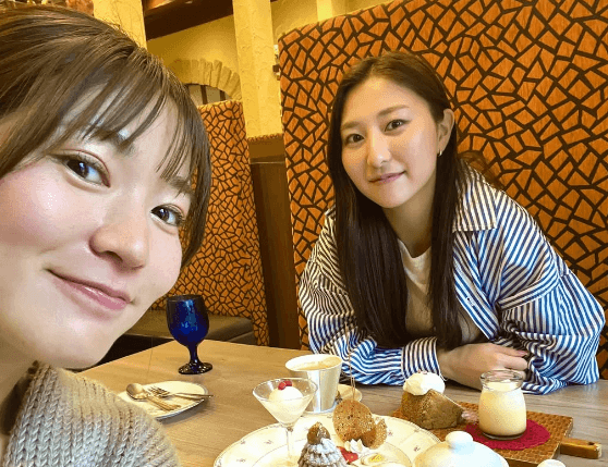 「2人とも最高や」美女サッカー選手、ランチタイムの”仲良し2ショット”を披露！ファンうっとり「かわいい」