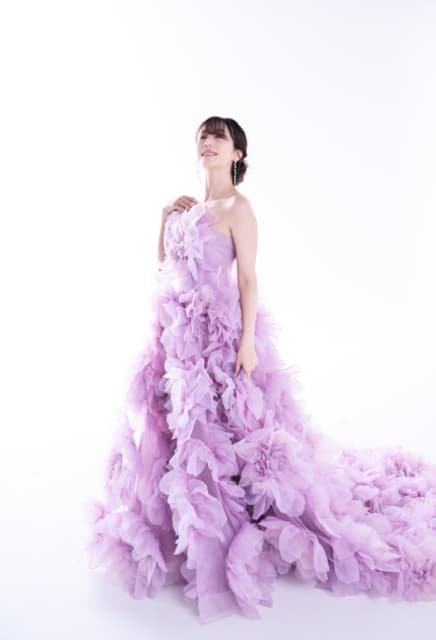 平野綾が37歳の誕生日を報告し美しいドレス姿を公開！