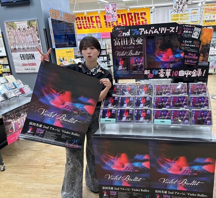 富田美憂が2ndアルバム発売に合せて都内の店舗回りを報告！