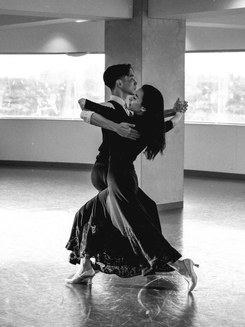 “Shall we dance ?”浅田舞、美しすぎる＆アーティスティックなモノクロダンスショットにファン惚れ惚れ！