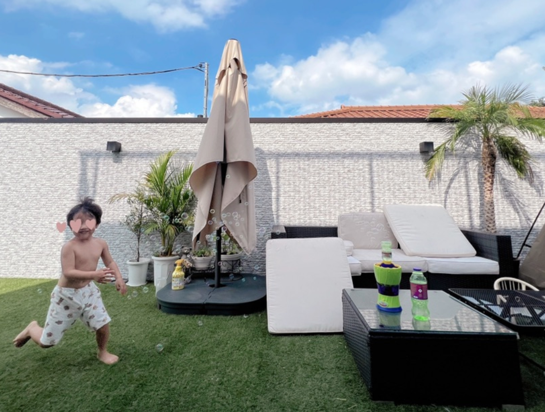 辻希美さん、リゾート地のような豪華お庭ではしゃぎ回る三男のショット披露🏝