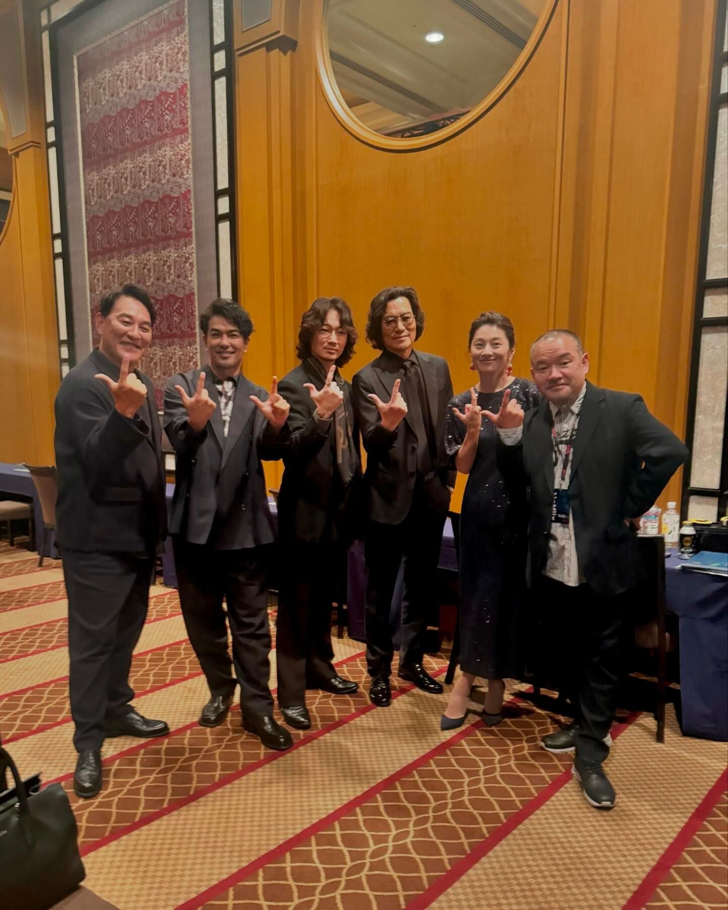 ピエール瀧が”豪華メンバー”ずらりな集合ショット公開！新作の告知に「絶対観ます！」