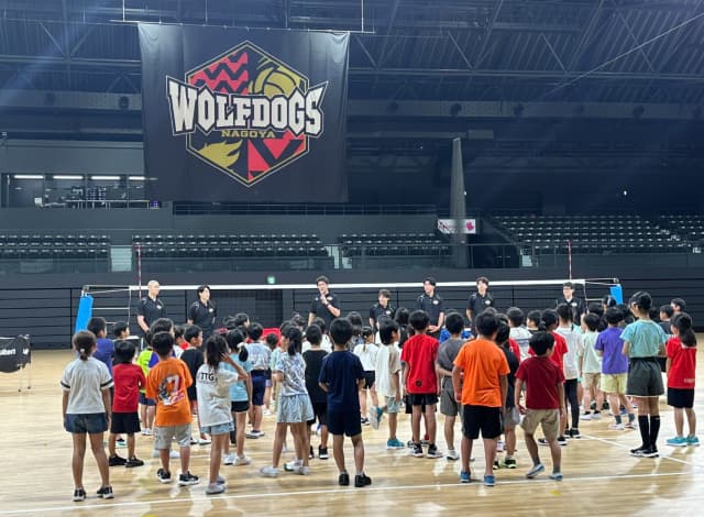 「選手やスタッフと一緒に バレーボール体験などで盛り上がりました」ウルフドッグス名古屋の選手が小学生と一緒にバレーを楽しむ