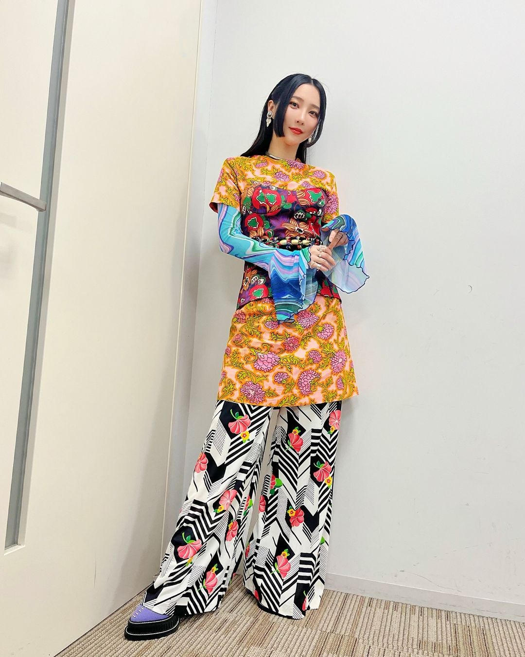 ファーストサマーウイカ、ド派手衣装が美しすぎる！重ね着のセンスが良すぎると話題