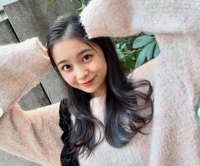 林芽亜里 ミニスカニットコーデでスタイルの良さに感動する人が続出