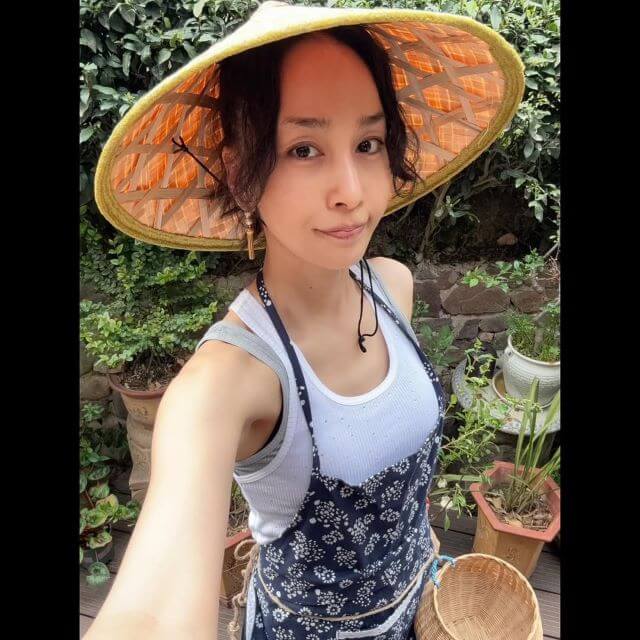 中島美嘉、茶摘み体験で自然とふれあいリフレッシュ！笠姿が話題に