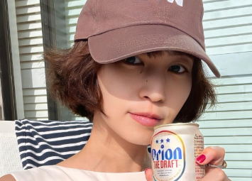 「オリオン片手にこの美貌…！」安田美沙子、沖縄バケーション満喫ショットにファンうっとり