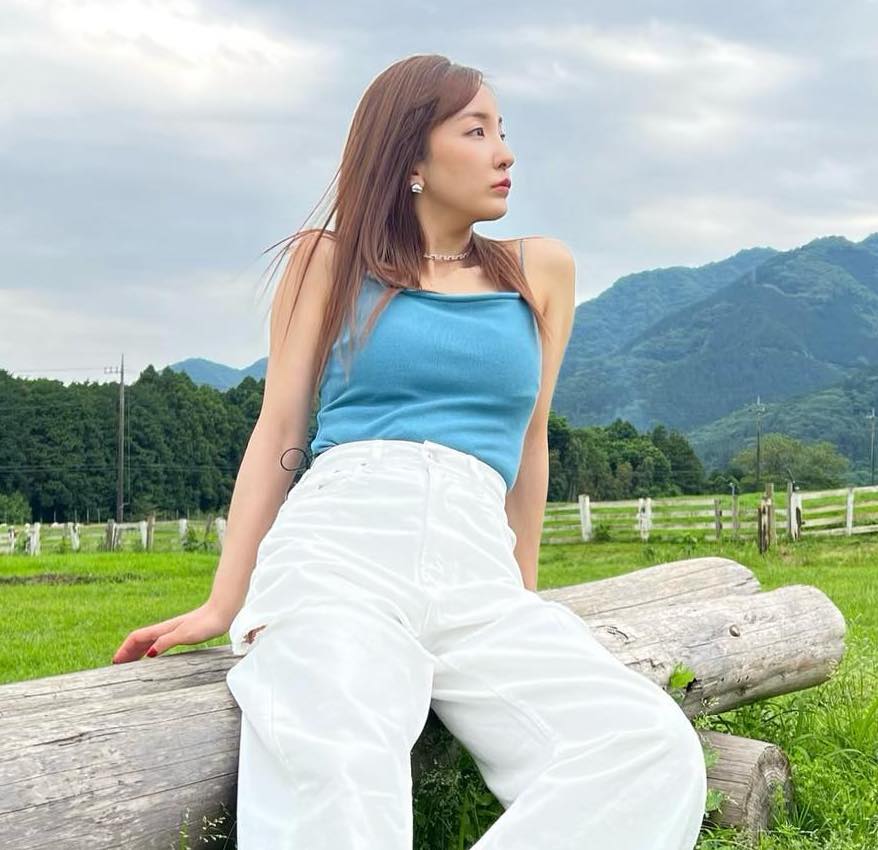 「夏を感じる🌻」板野友美さんの爽やかコーデ💙 タンクトップ&白デニムが