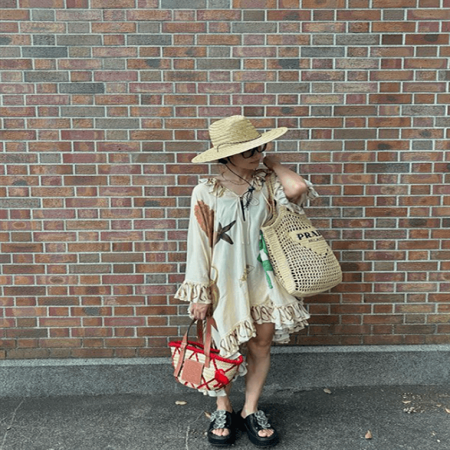 中田クルミが麦わら帽子＋メガネルックでファッショナブルな姿で魅せる！