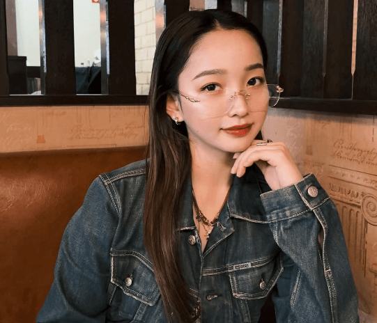 元プロ野球の美女チア、レトロカフェのナポリタンに感激！メガネショットが大好評「スタイル良すぎだしカッコいい」