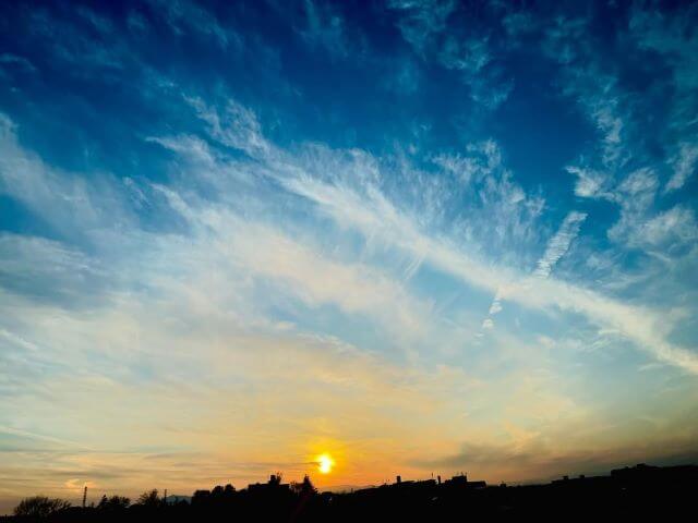 舞台に忙殺される日々の中で、最上もがが久しぶりに見上げた！心奪われる幻想的な夕空