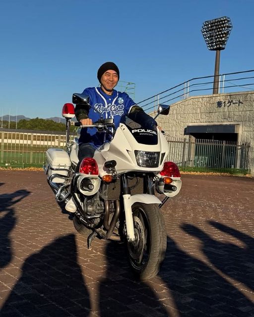 「おじさん白バイ男」ペナルティ・ワッキー、白バイに乗る！満足げな顔に注目