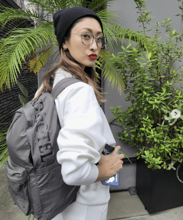 山田優、秋のカジュアルコーデを披露　リュックスタイルでお出かけ姿に大反響！
