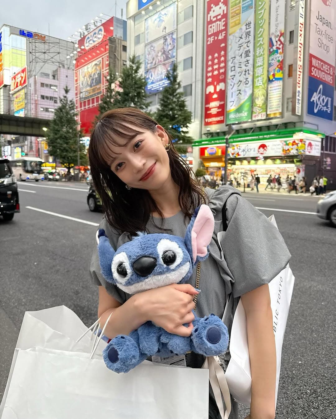 可愛さ詰まりすぎ！上田綺世の美人モデル妻の“推し活×旅×美容”な17スライドが、全部眩しい