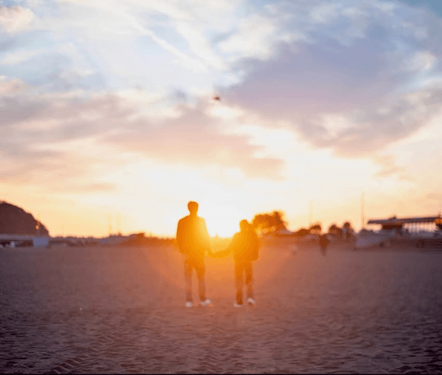 佐藤一磨が結婚を発表　夕暮れのビーチで手を取り歩む姿に「幸せが溢れてる」の声